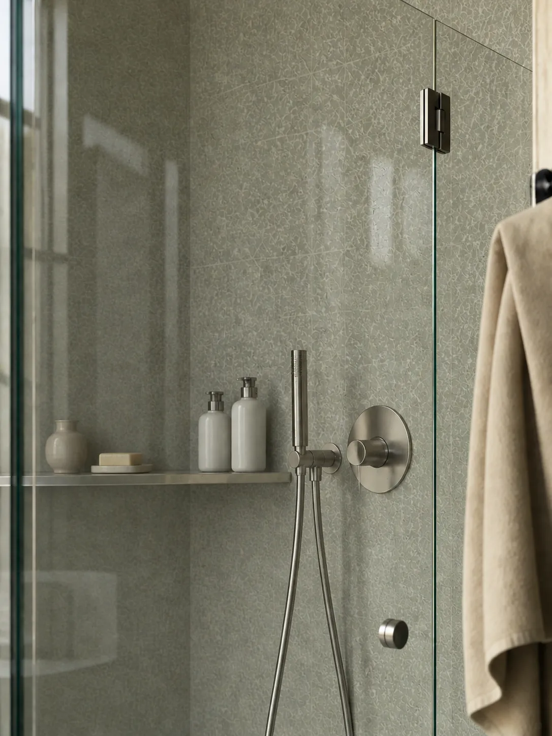 Wandpaneel Faded Heritage mit verblassten Ornamenten, montiert im Badezimmer
